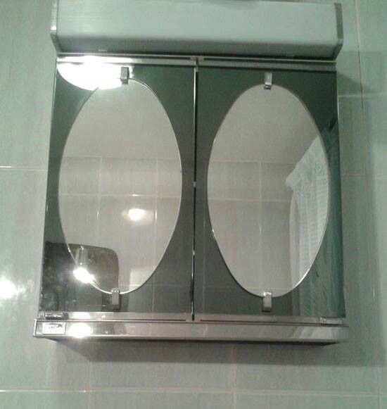 Armario con espejos cuato de baño