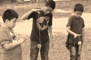 jugando con el yo-yo