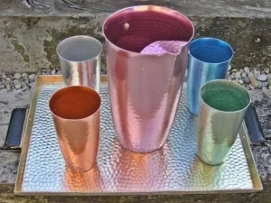 Juego-de-vasos-y-jarra-de-metal-de-los-anos-60-y-70